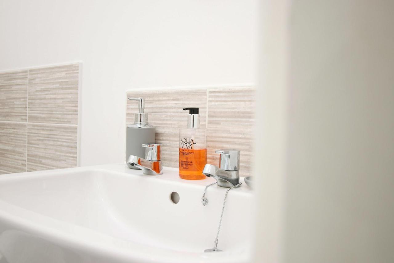 Beachview By Mia Living Close To Beach, Free Parking, Modern 2 Bedroom Apartment Бари Екстериор снимка